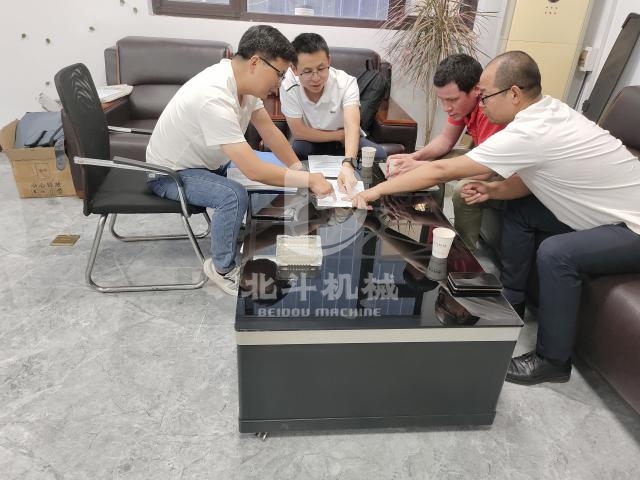 外國(guó)客戶被吸引而來,綜合破碎機(jī)的海外之路